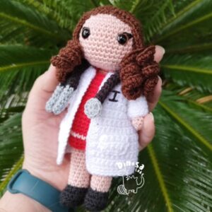 Doctora Irene - amigurumi personalizado