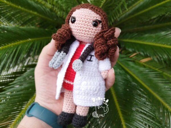 Doctora Irene - amigurumi personalizado