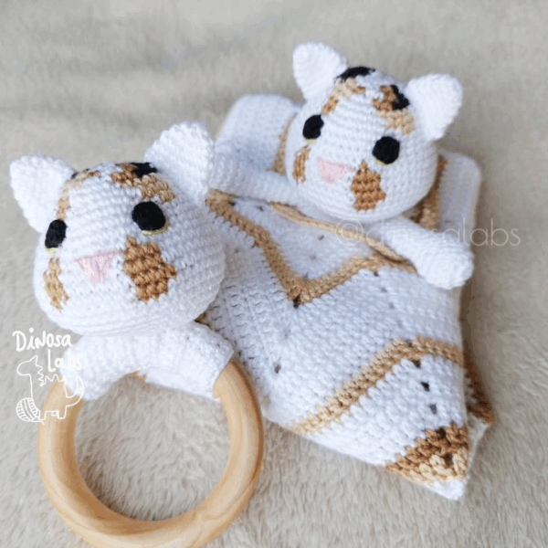 Manta de apego y juguete en con forma de gato blanco con manchas marrones y negras