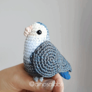 Agaporni de crochet con colores azules y pico claro