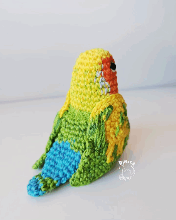 Agaporni de crochet vista trasera, de colores amarillos, verdes y azules