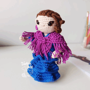 Amigurumi de crochet de una flamenca con un vestido azul.