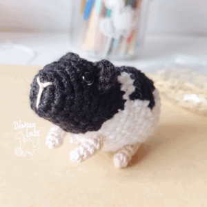 Amigurumi de crochet de un hamster de color blanco y negro