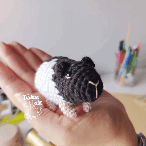Amigurumi de crochet de un hamster de color blanco y negro