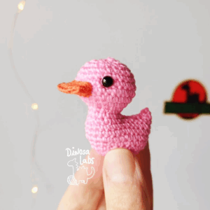 Mini pato rosa con pico naranja tejido a crochet
