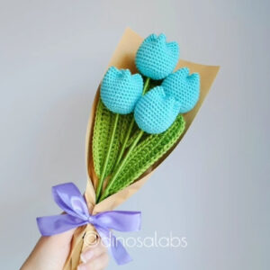 Ramo de tulipanes azules hechos con crochet.