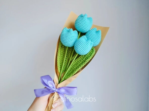 Ramo de tulipanes azules hechos con crochet.