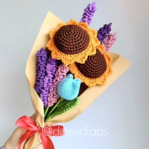 Ramo a crochet de flores variadas, como girasoles y tulipanes