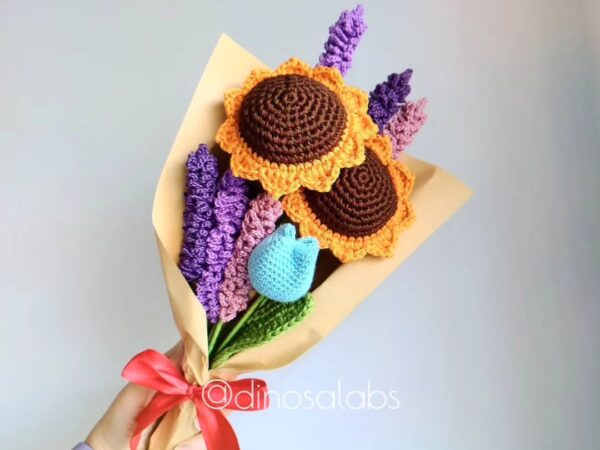 Ramo a crochet de flores variadas, como girasoles y tulipanes