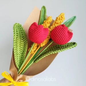 Ramo de flores rojas con flores amarillas hechas a crochet