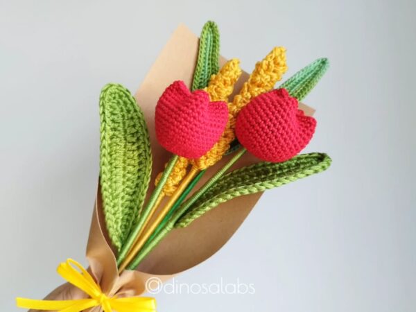 Ramo de flores rojas con flores amarillas hechas a crochet