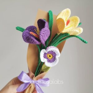 Ramo de flores variadas moradas y amarillas hechas a crochet