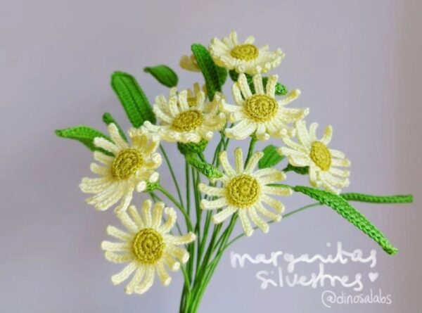 Ramo crochet de margaritas silvestres amarillas