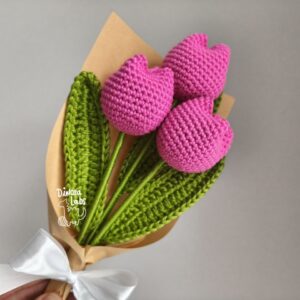 Ramo. Tres tulipanes rosa vibrante