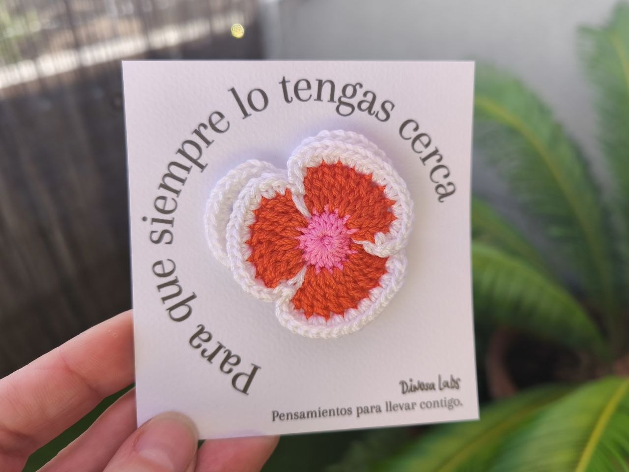Broche pensamiento dinosa labs