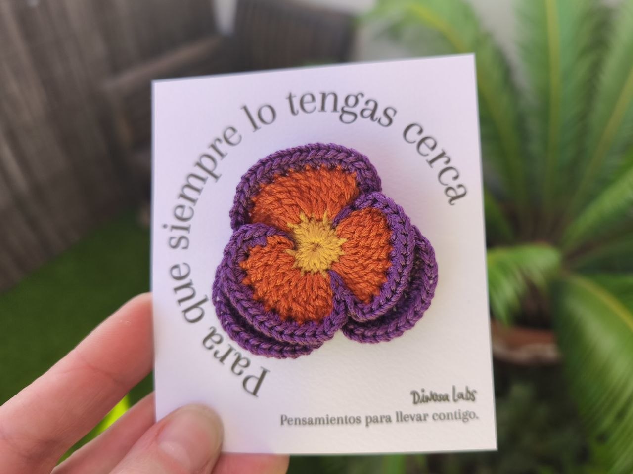 Broche pensamiento dinosa labs