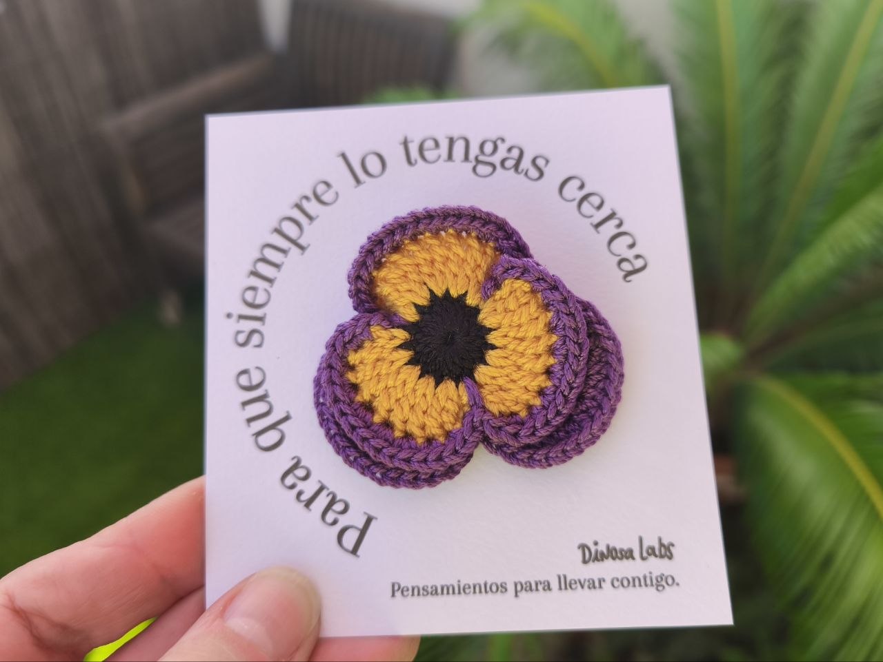 Broche pensamiento dinosa labs