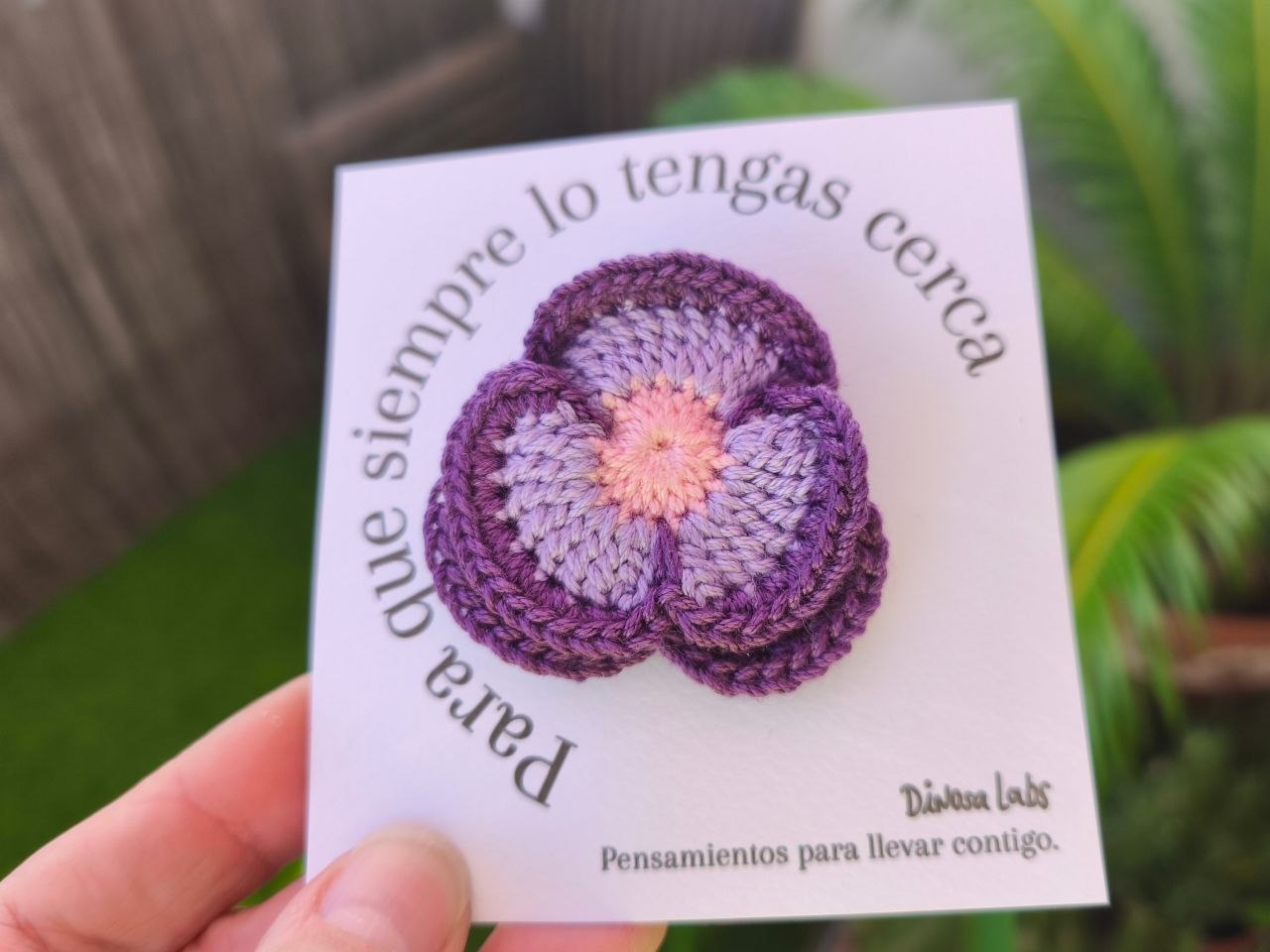Broche pensamiento dinosa labs