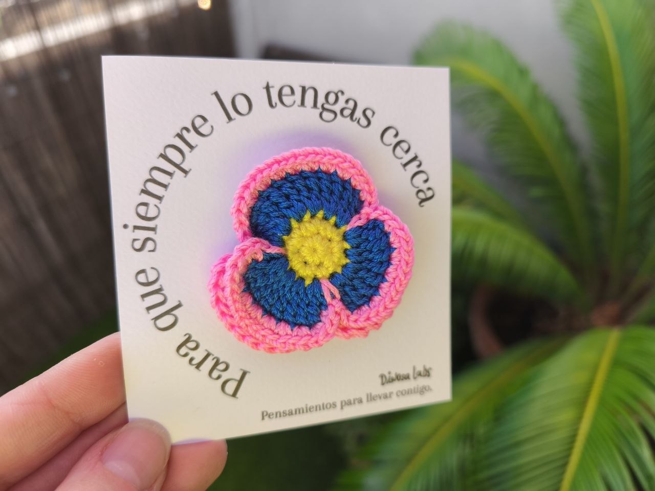 Broche pensamiento dinosa labs